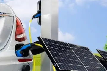 ¿Cómo cargar un coche electrico con placas solares?