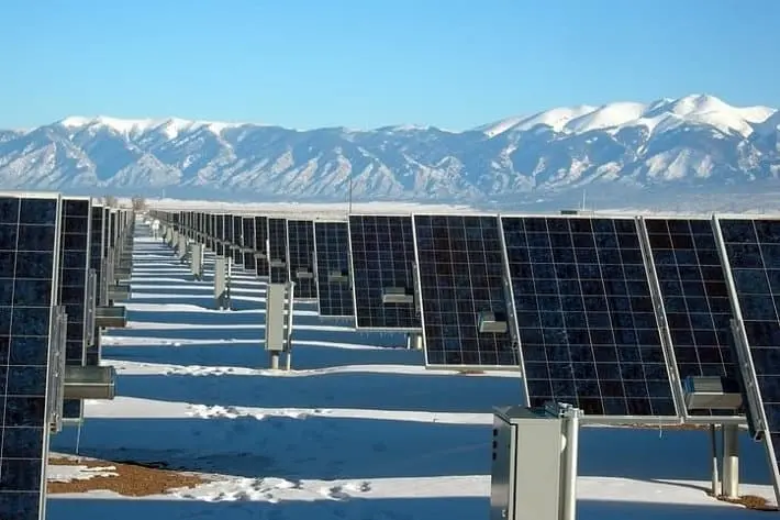 Paneles solares con nieve