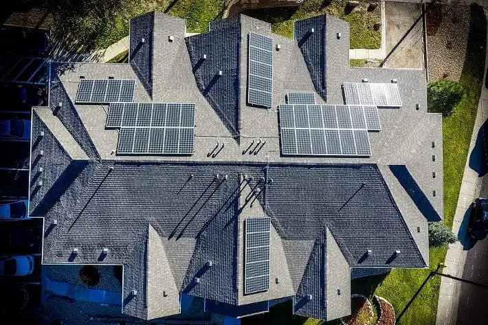 Paneles solares en el tejado