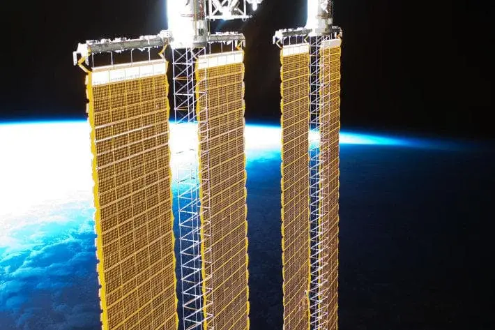 Cargando baterías en la estación espacial internacional