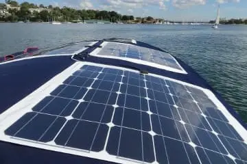panel solar flexible en un barco